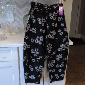 Loveimgs Floral Barrel Jeans. Size M. NWT